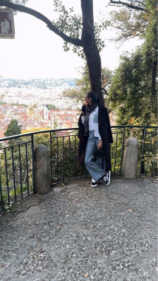 OOTD Chemise avec poche à sequins, jeans et manteau noir - leyily